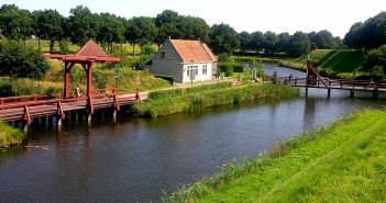 Reisetipp Niederlande: Tagestrip Festung Bourtange sehenswuerdigkeiten-groningen-reisetipps-niederlande-holland-bourtange-brueckenwaechterhaus-titel