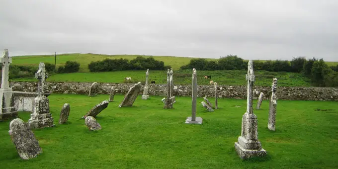 Grabkreuze in der Klosteranlage Clonmacnoise in Irland