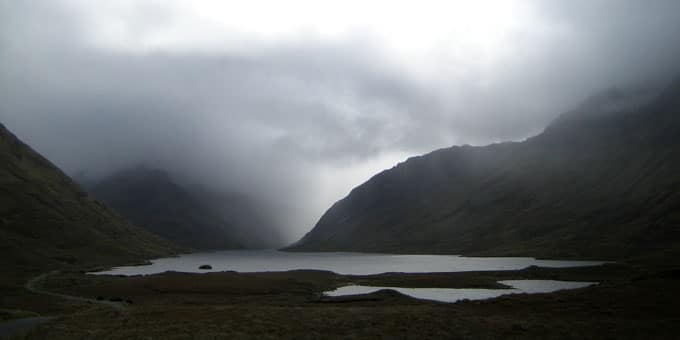 Bergige Landschaft in Irland mit Regenwolken