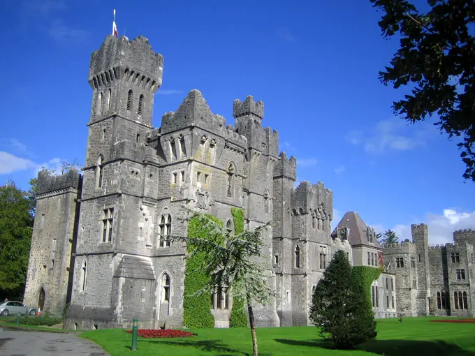 Ashford_castle_im_sonnenlicht-irland-urlaub