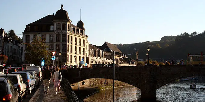 Das Hotel de la Poste direkt am Fluß hinter eine Brücke im Belgien Urlaub