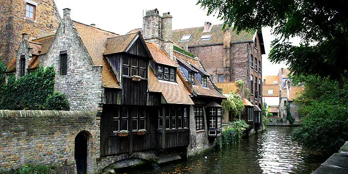 Mittelalterliche Häuser in Brügge an einem Fluss