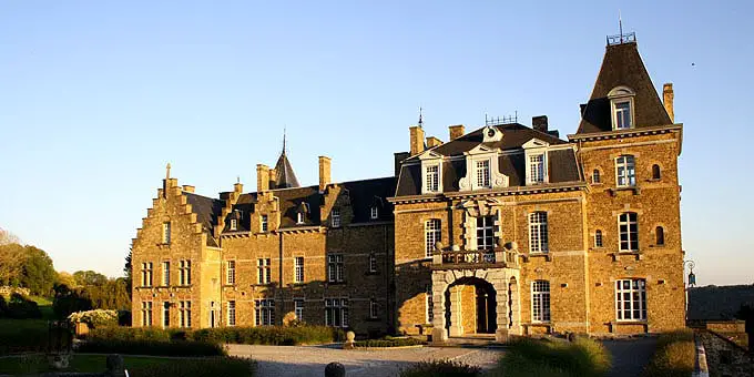 Chateau de la poste in der Abenddämmerung im Belgien Urlaub