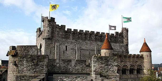 Mittelalterliche Ritterburg in Gent mit Flaggen auf den Türmen. - Flandern Rundfahrt