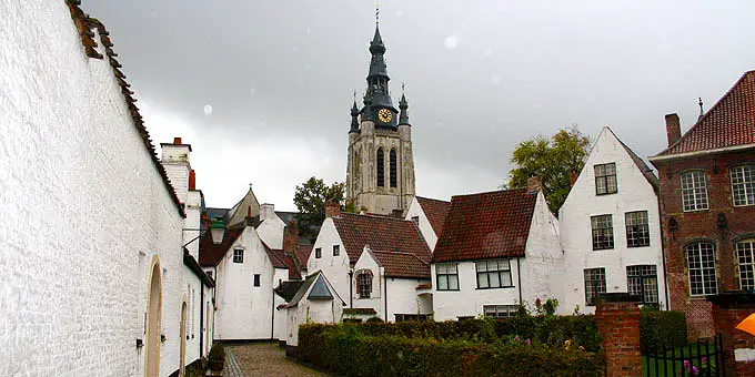 Beginenhof in Kortrijk besteht aus einem Ensemble von 42 kleinen weißen Häusern - Flandern Rundfahrt