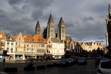 Marktplatz in Tournai mit der Liebfrauenkathedrale im Hintergrund