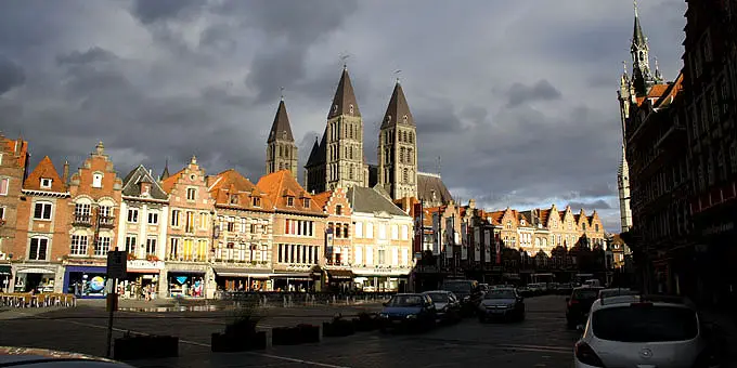 Marktplatz in Tournai mit der Liebfrauenkathedrale im Hintergrund im Belgien Urlaub