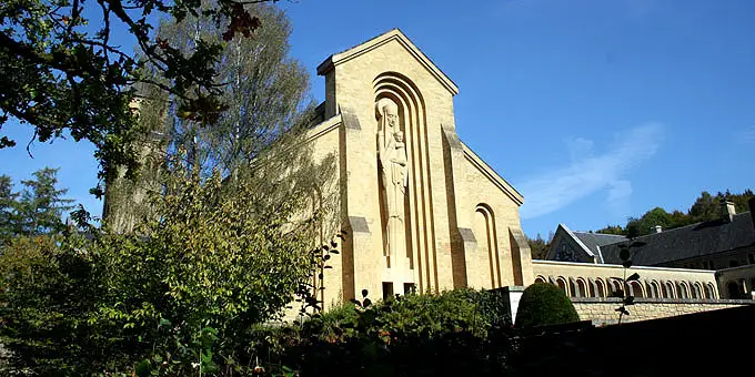 Beeindruckende Marienstatue aus Stein an der Basilika des Klosters im Belgien Urlaub
