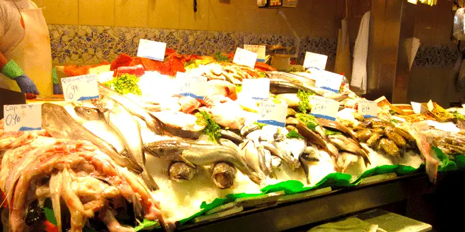 Barcelona Staedtereise - Fischstand in der Markthalle La Boqueria