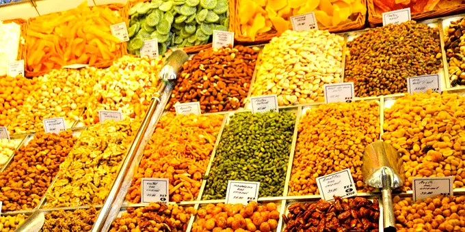 Staedtereise Barcelona - Nüsse und Trockenfrüchte an einem Marktstand in La Boqueria