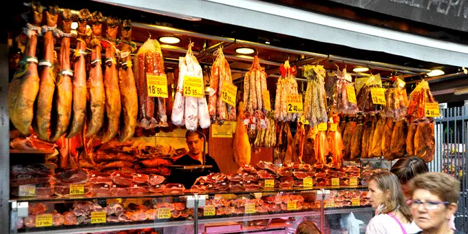 Barcelona Stedtereise - Stand mit Fleisch und Wurst in der Markthalle La Boqueria