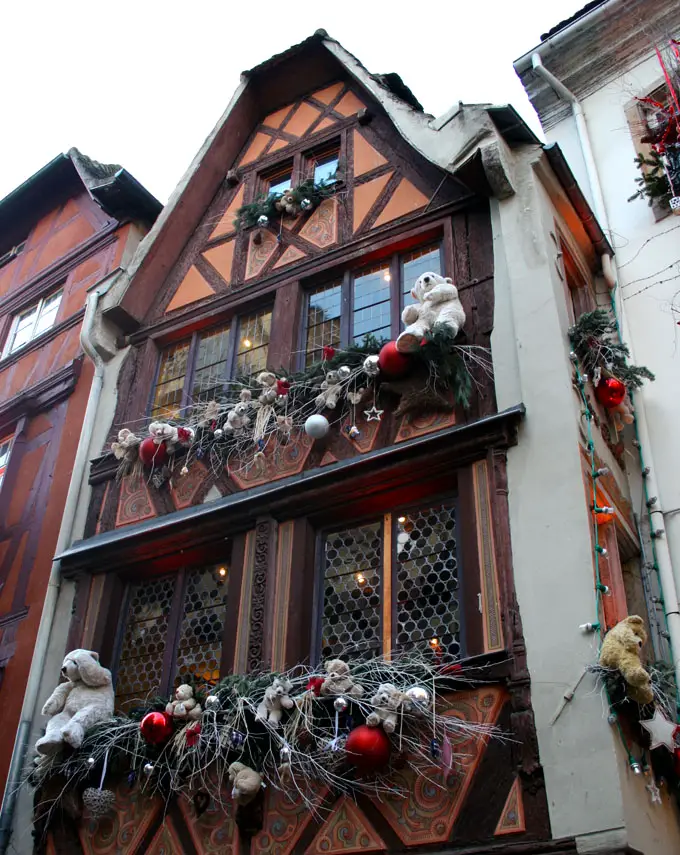 sehenswuerdigkeiten-strassburg-bas-rhin-elsass-reisetipps-frankreich-muensterviertel-weihnachtsdekoration