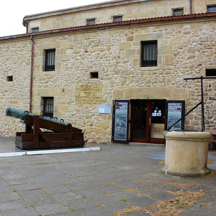 sehenswuerdigkeiten-san-sebastian-baskenland-reisetipps-spanien-monte-urgull-museum-eingang