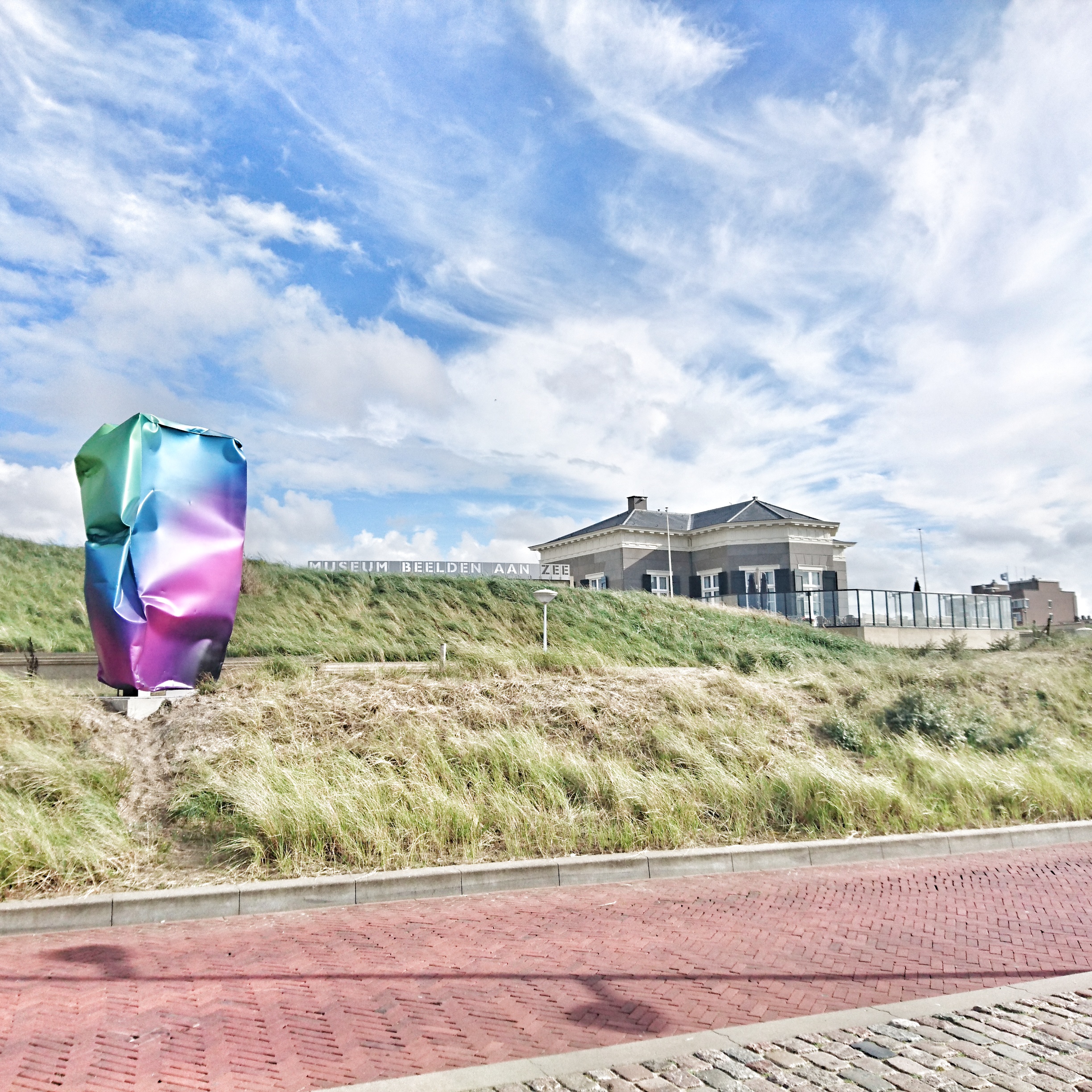 sehenswuerdigkeiten-den-haag-suedholland-reisetipps-niederlande-seebad-scheveningen-museum-beelden-aan-zee