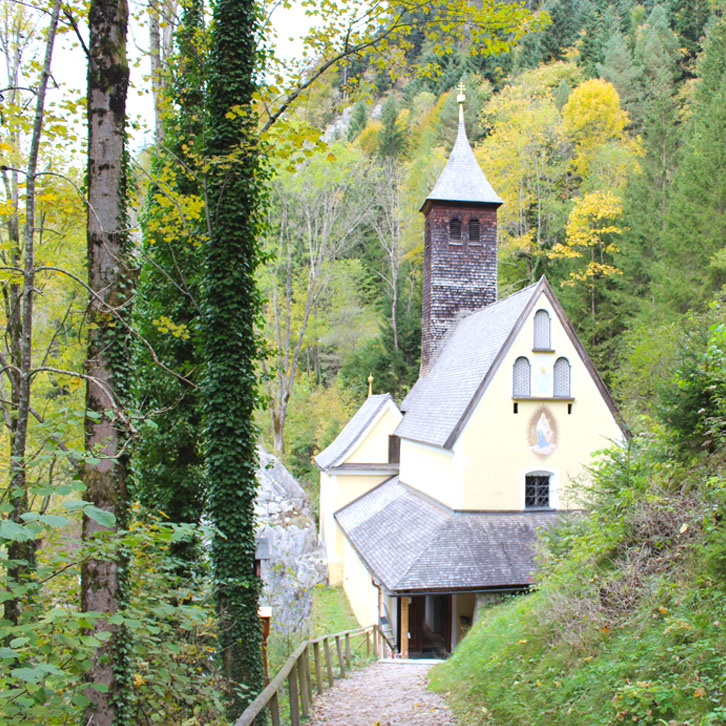 sehenswuerdigkeiten-kaiserwinkl-reisetipps-tirol-reisetipps-oesterreich-wallfahrtskirche-klobenstein-weg