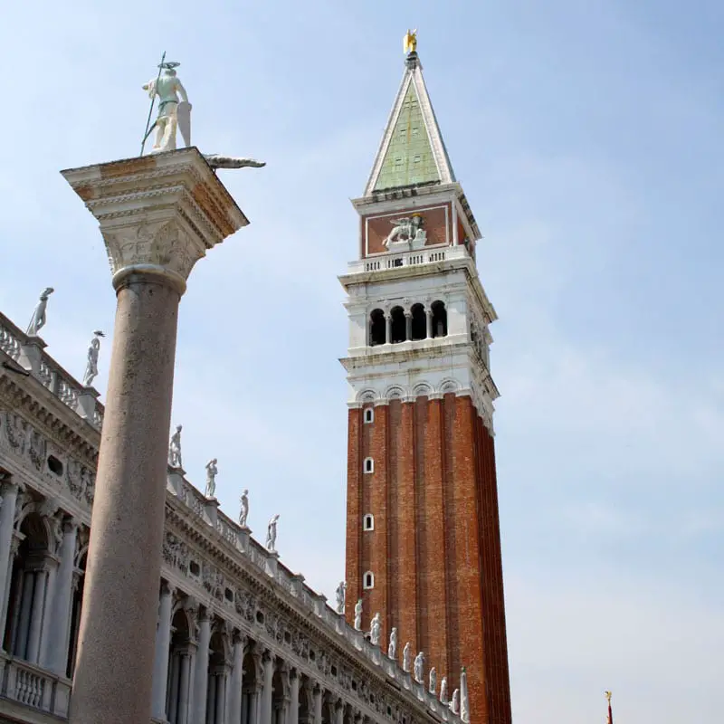 reisetipps-venetien-reisetipps-italien-rundreise-venetien-sehenswuerdigkeiten-venedig-markusplatz-campanile