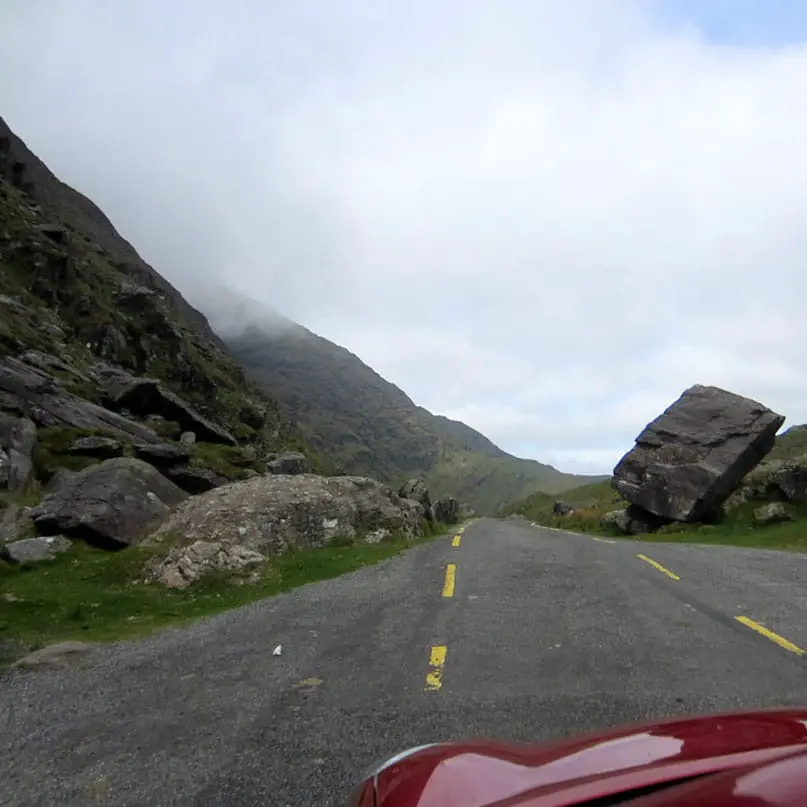 Rundreise-irland-reisetipps-irland-Ballaghbeama-Pass-stein