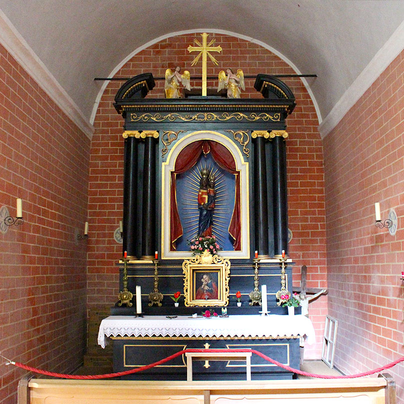 sehenswuerdigkeiten-kaiserwinkl-reisetipps-tirol-reisetipps-oesterreich-wallfahrtskirche-klobenstein-altar-schwarze-madonna