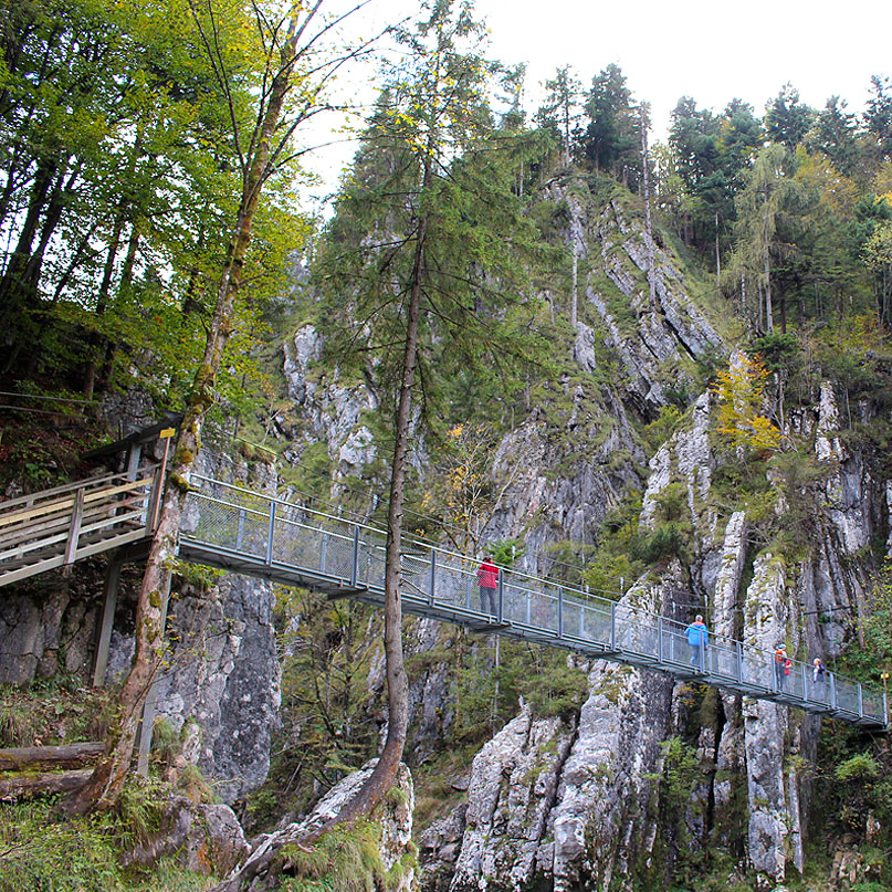 sehenswuerdigkeiten-kaiserwinkl-reisetipps-tirol-reisetipps-oesterreich-wallfahrtskirche-klobenstein-drahtseilbruecke