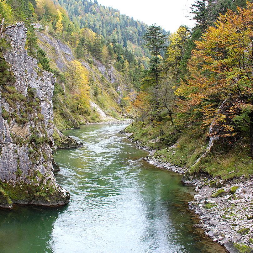 sehenswuerdigkeiten-kaiserwinkl-reisetipps-tirol-reisetipps-oesterreich-wallfahrtskirche-klobenstein-fluss-tiroler-ache