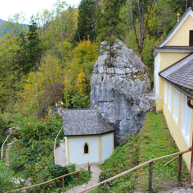 sehenswuerdigkeiten-kaiserwinkl-reisetipps-tirol-reisetipps-oesterreich-wallfahrtskirche-klobenstein-stein-kapelle