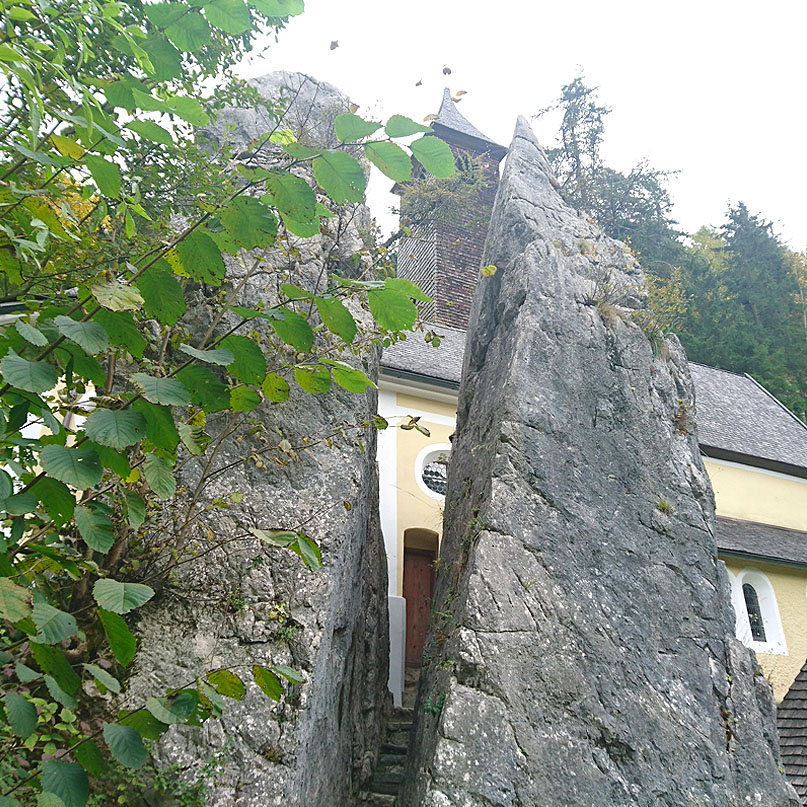 sehenswuerdigkeiten-kaiserwinkl-reisetipps-tirol-reisetipps-oesterreich-wallfahrtskirche-klobenstein-stein