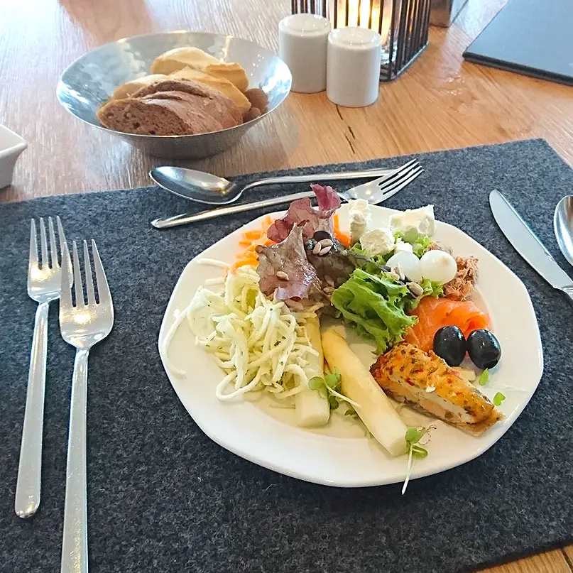haubers-alpenresort-oberstaufen-allgaeu-bayern-hoteltipp-deutschland-abendessen-salat