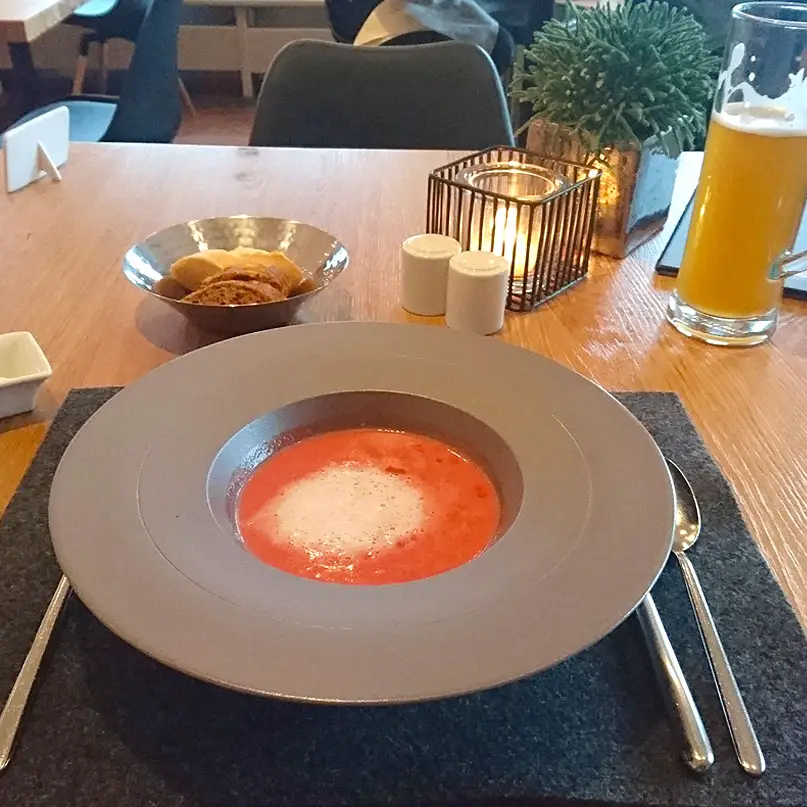 haubers-alpenresort-oberstaufen-allgaeu-bayern-hoteltipp-deutschland-abendessen-suppe