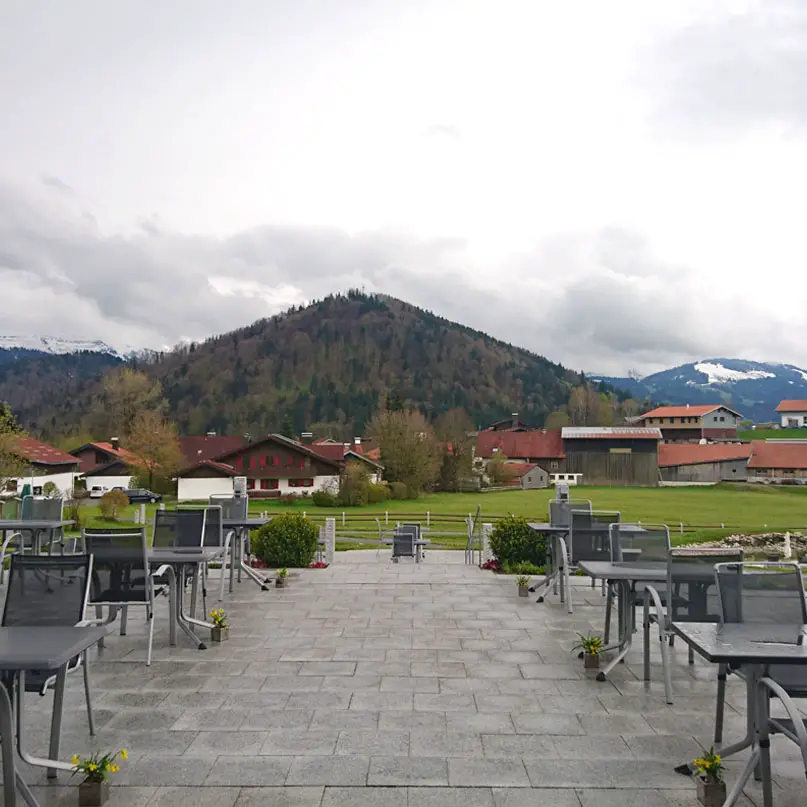 haubers-alpenresort-oberstaufen-allgaeu-bayern-hoteltipp-deutschland-terrasse