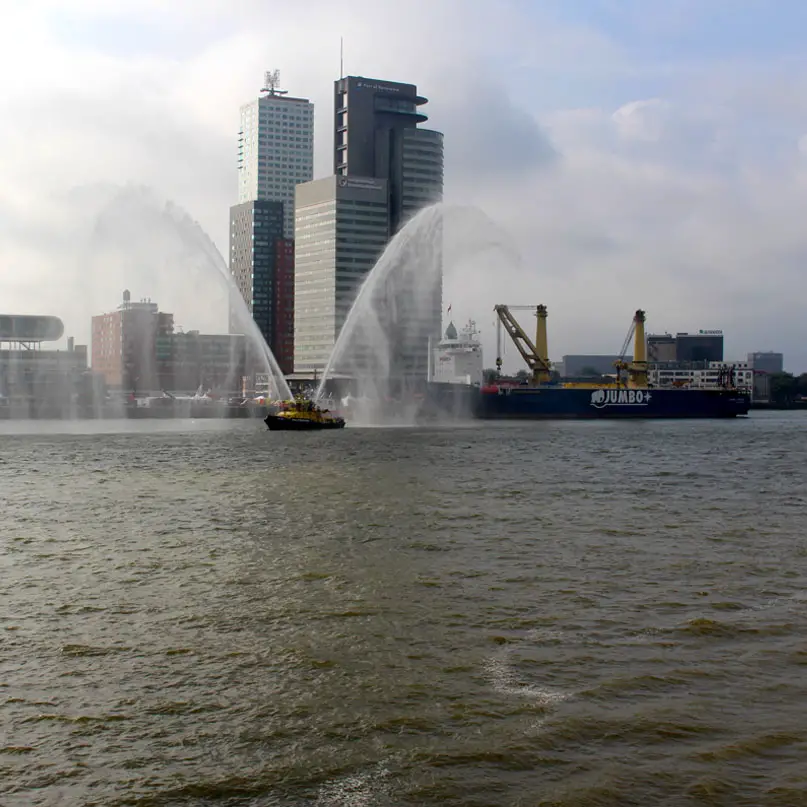 Was-muss-man-in-Rotterdam-gesehen-haben-loeschboot
