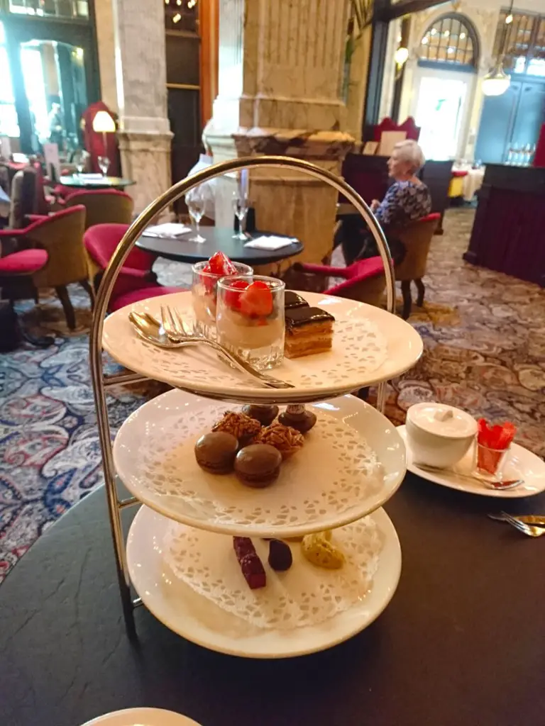 High-Tea-Hotel-Des-Indes-Den-Haag-etagere