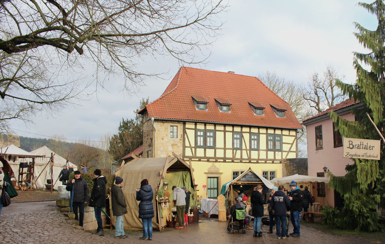 Weihnachtsmarkt-auf-der-creuzburg-reisetipp-thueringen-reisetipp-deutschland-staende-jute