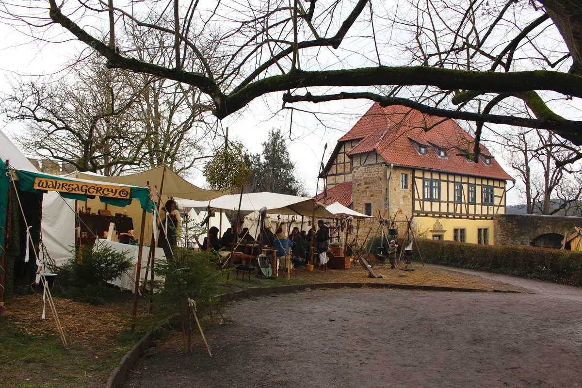 Weihnachtsmarkt-auf-der-creuzburg-reisetipp-thueringen-reisetipp-deutschland-staende