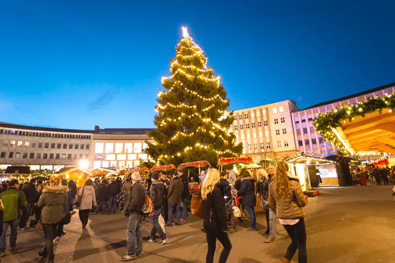 kasseler-maerchenweihnachtsmarkt-reisetipps-hessen-reisetipps-deutschland-weihnachtsbaum