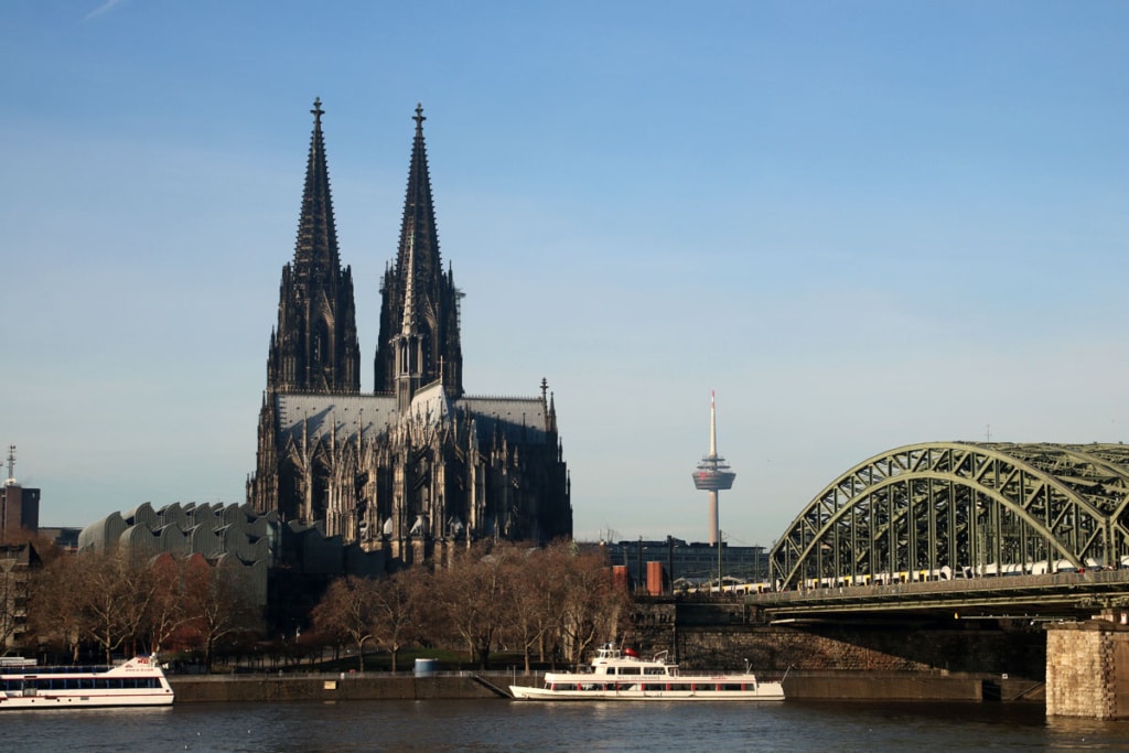 schoenste_kirchen_deutschland_Koelner-Dom-am-Rhein