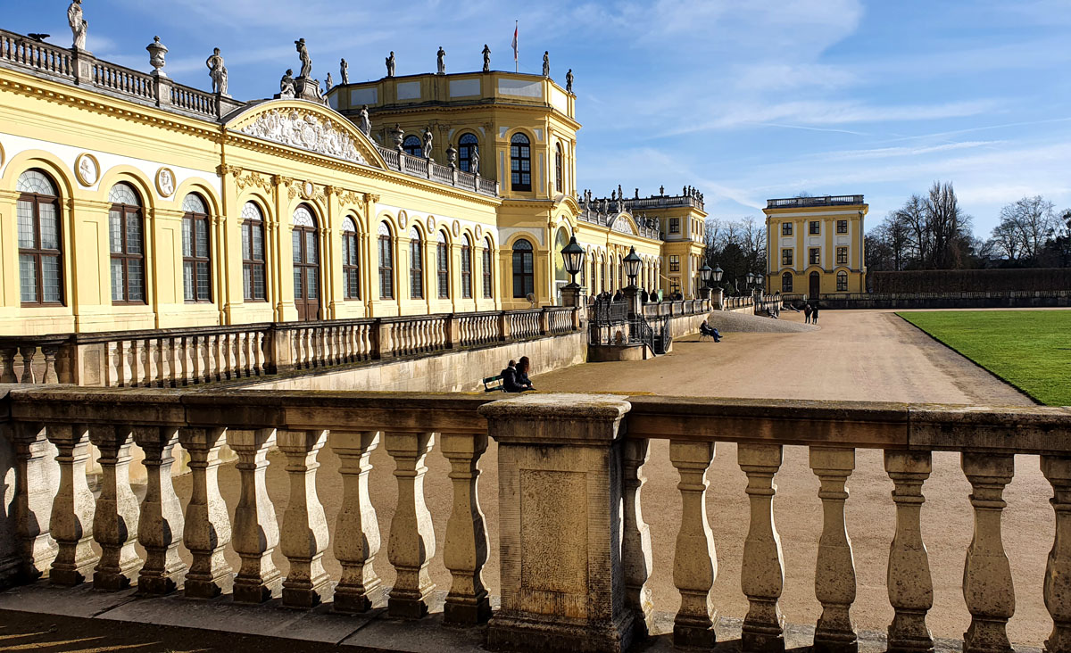 Die gelbe Fassade der Orangerie erstrahlt im Sonnenlicht und macht Kassel zu einer der schönsten Städte in Hessen