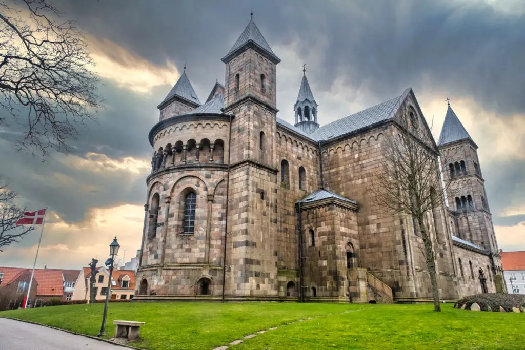 Die majestätische Kathedrale von Viborg, Dänemark, mit ihrer beeindruckenden Architektur unter einem dramatischen, bewölkten Himmel.